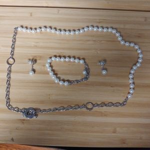 Mary Kay Necklace, bracelet, and earrings set with two small jewelry bags